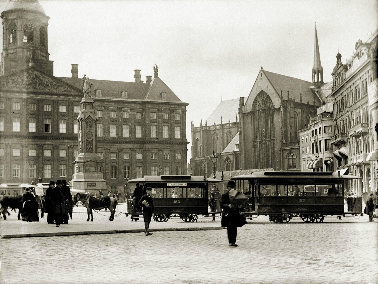 Paardentram op de Dam bij het monument 'Naatje'