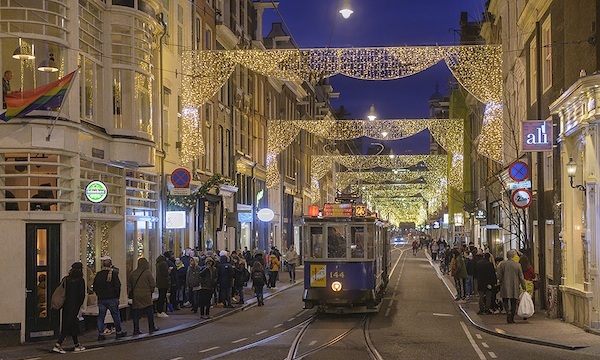 Sfeervolle verlichte tram in de avond